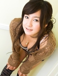 Natsuki Takahashi in short tight skirt shows hot cleavage